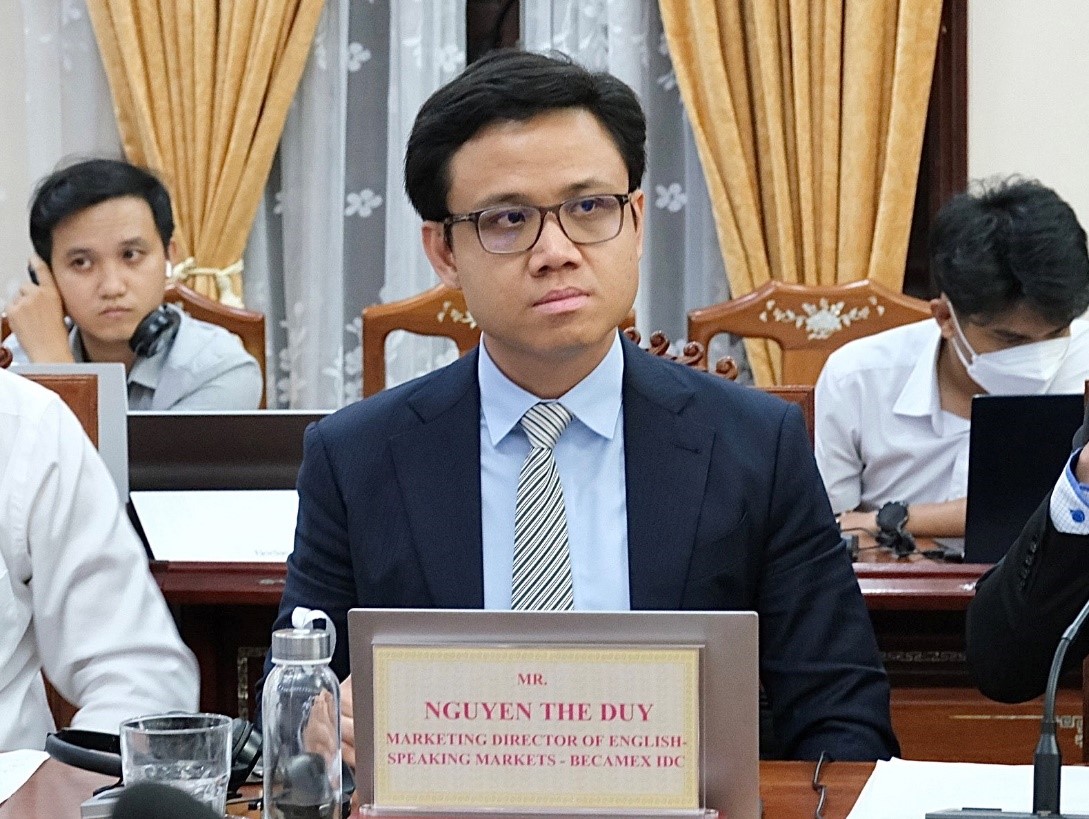 Ông Nguyễn Thế Duy – Giám đốc Tiếp thị Thị trường Tiếng Anh Tổng Công ty Becamex IDC trao đổi tại hội thảo.